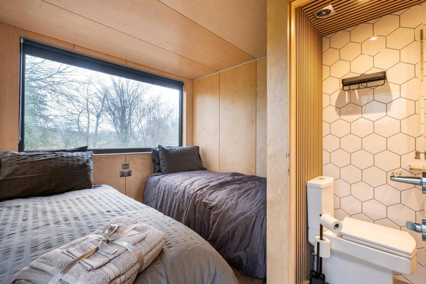 Beautiful Cabins In Herefordshire Countryside Екстериор снимка